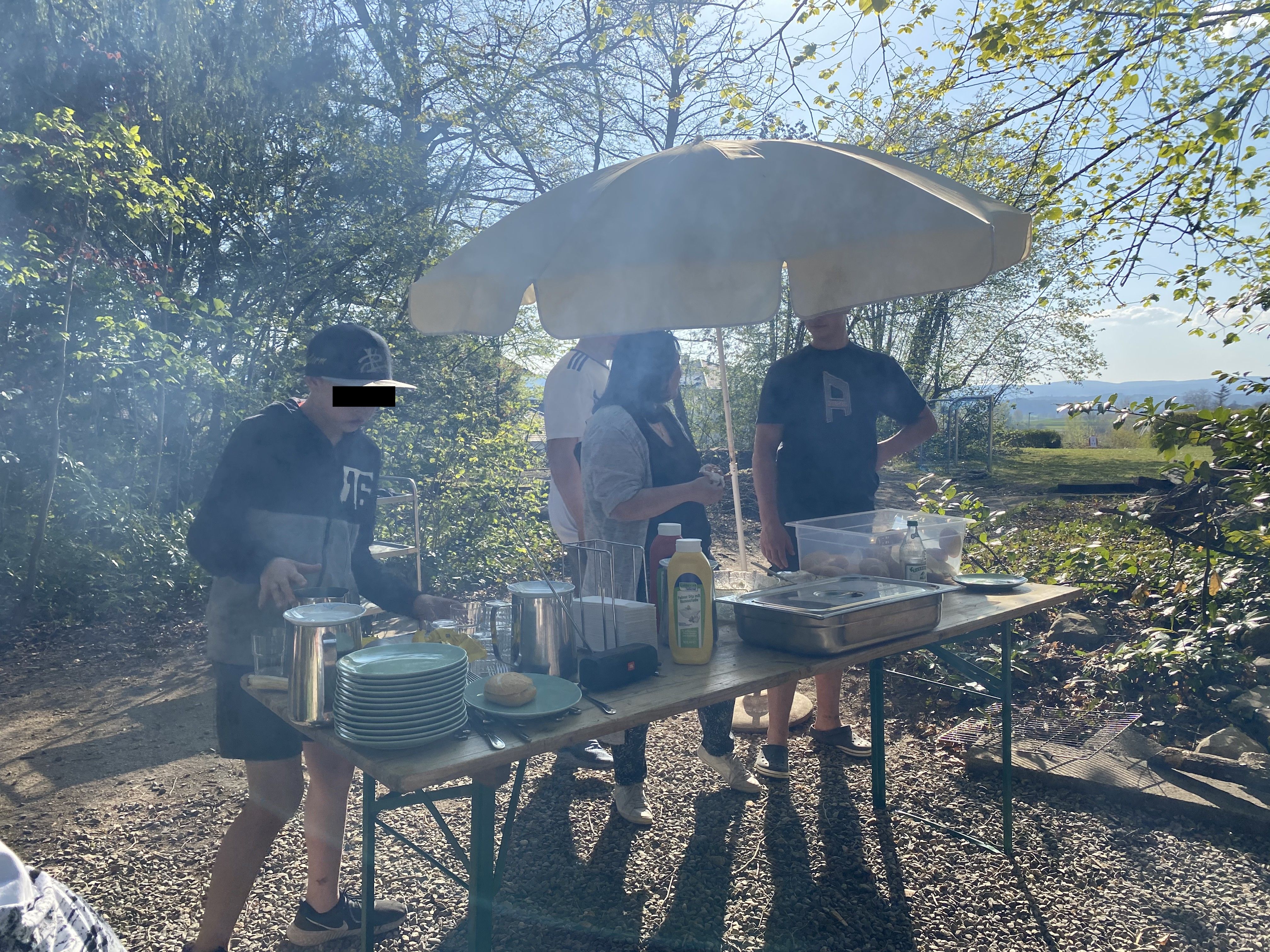 Picknick im Park neben der Grillschale